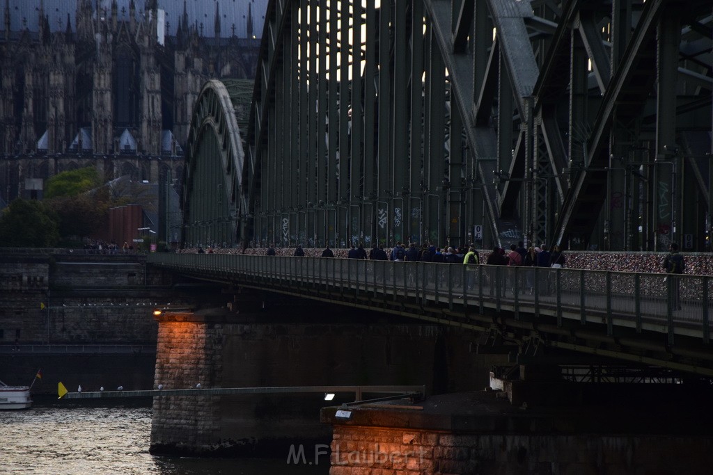 PSpringt kein Suizid Brueckenspringer Koeln Hohenzollernbruecke P272.JPG - Miklos Laubert